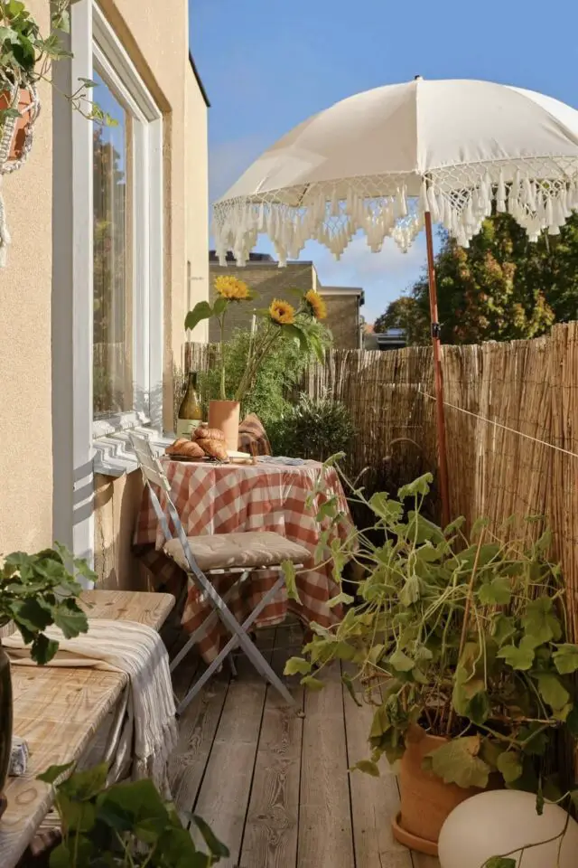 décor couleur calme naturel appartement balcon cosy avec canisses nature parasol blanc macramé 