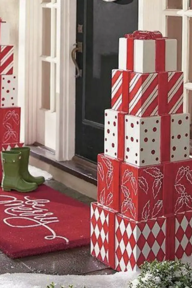 décoration extérieure noël exemple facile à faire pas cher boite cadeau emballage rouge et blanc porche devant porte d'entrée