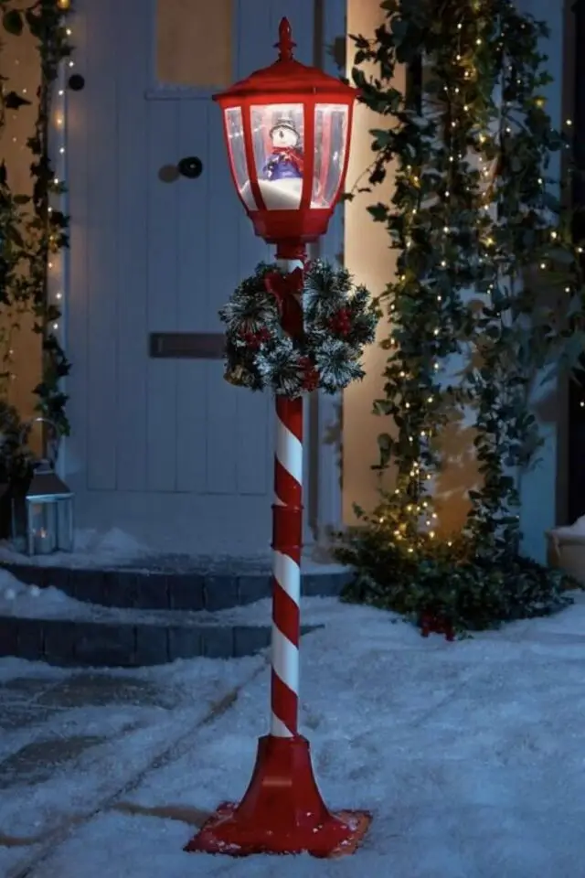 décoration extérieure noël exemple lampadaire déco rouge et blanc déco bonhomme de neige 