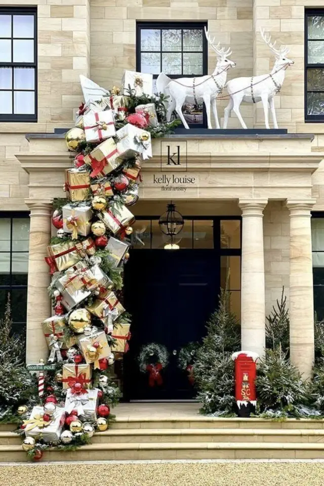 décoration extérieure noël exemple composition impressionnante sapin cerfs blancs cadeaux 