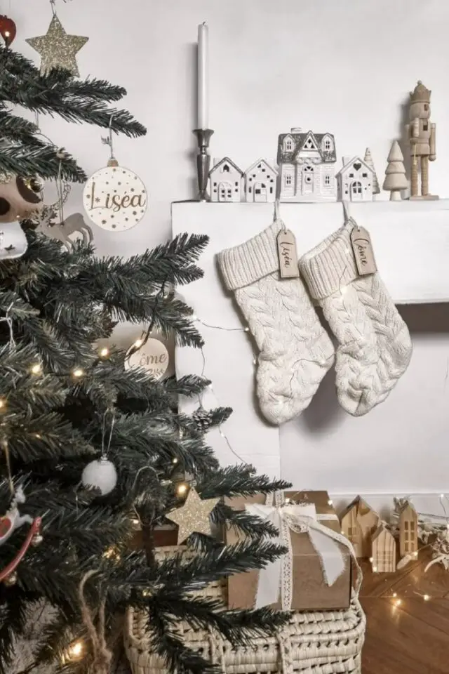 décoration noël chaussette traditions laine fait main avec étiquette en bois décor cheminée couleur blanc et écru 