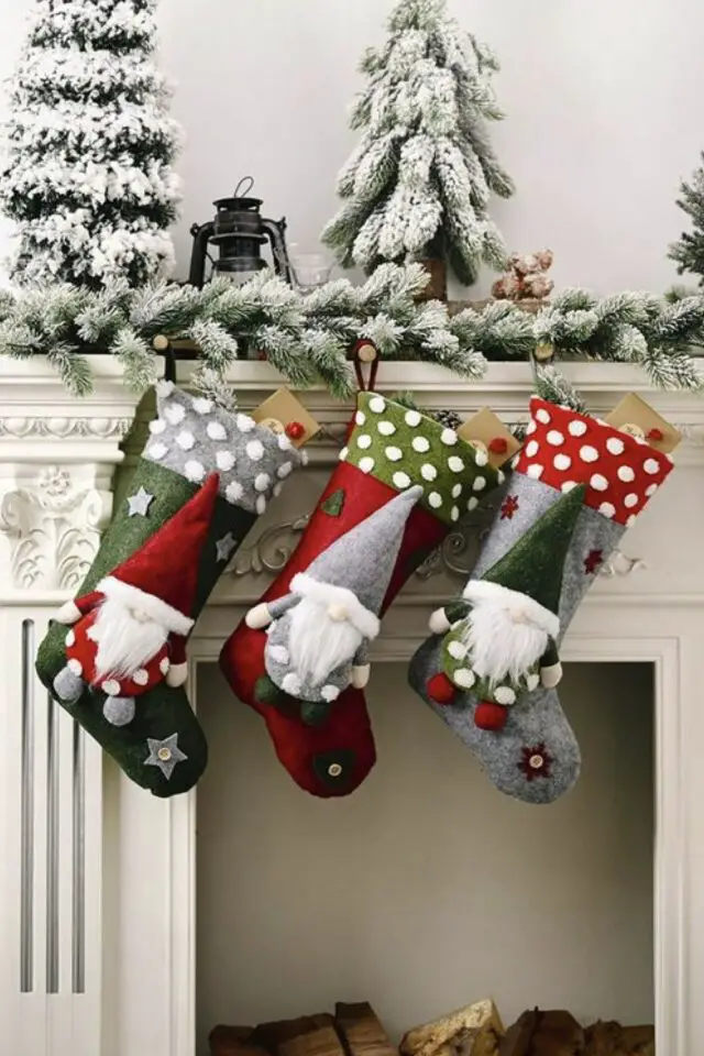 décoration noël chaussette traditions vert rouge blanc gris avec lutin poids décor de cheminée 