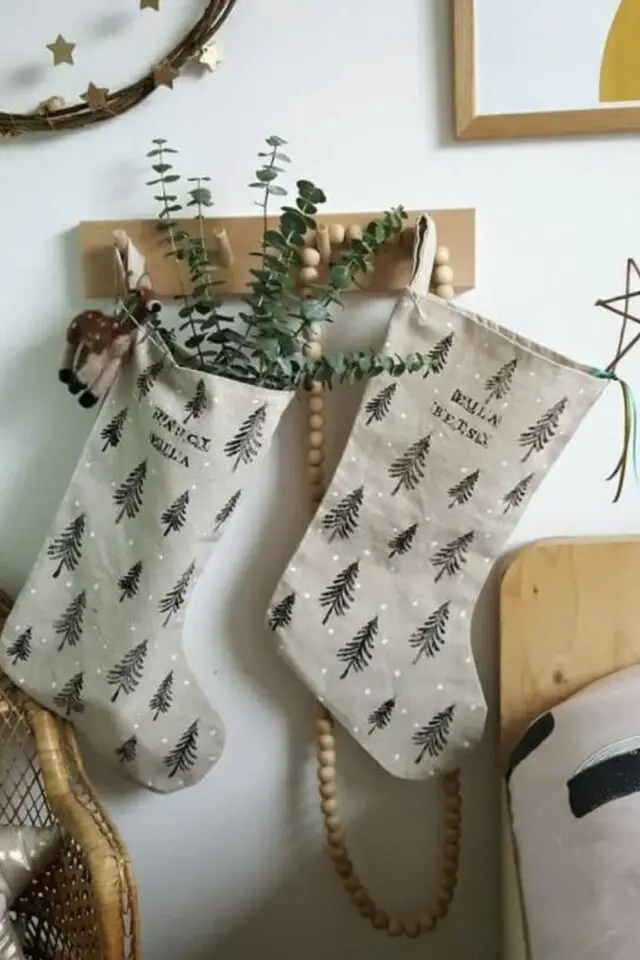 décoration noël chaussette traditions scandinave couleur écru motif sapin noir facile à faire soi-même tampon et couture loisirs créatifs 