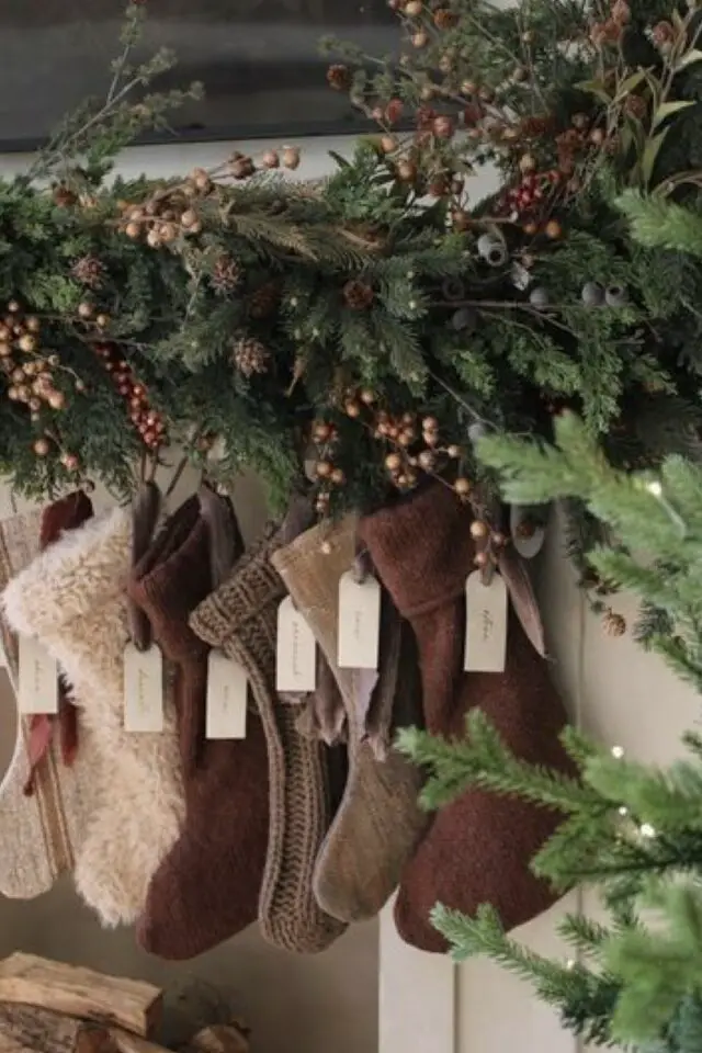 décoration noël chaussette traditions dégradé de blanc écru beige et marron cheminée branche de sapin 