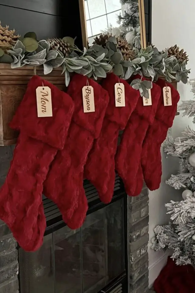 décoration noël chaussette traditions abs de noël en laine tricoté rouge avec étiquette prénom