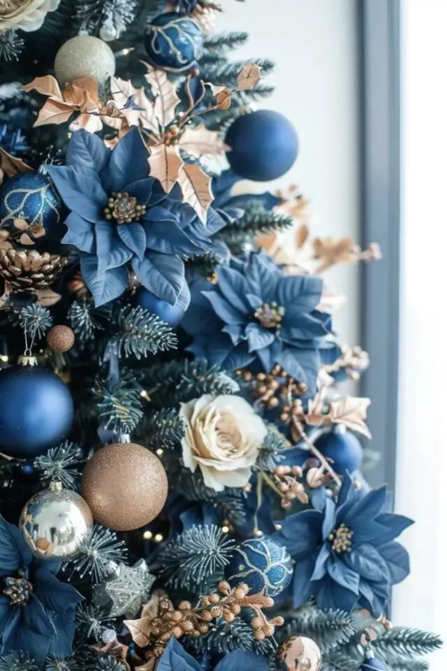 décoration de noël couleur bleu inspirations détail déco de sapin boule fleur maximaliste 