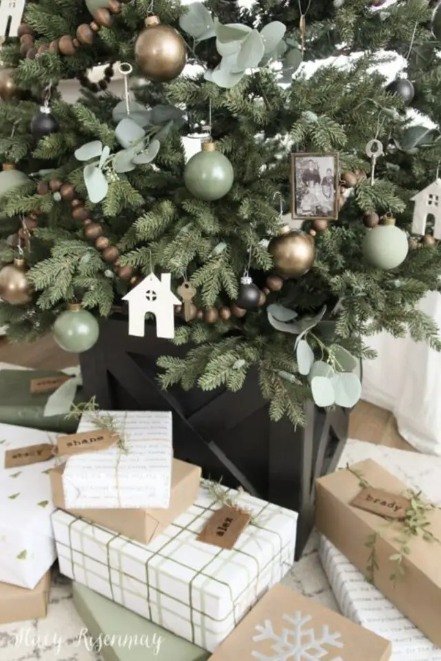 décoration maison noël couleur vert inspirations maisonnette à suspendre au sapin guirlande de perles en bois cadeau emballage 