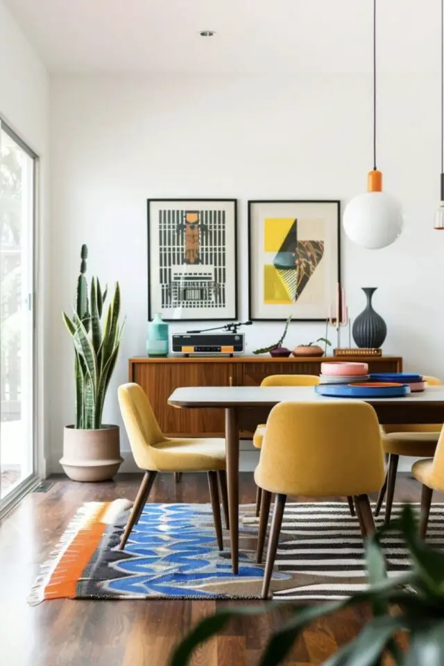 décoration salle a manger table chaise mur blanc tapis et assises colorés meuble vintage années 50 suspension globe en opaline affiche encadrée 