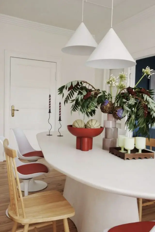 décoration salle a manger table ovale design épuré et chic suspension blanche chaise tulipe et scandinave touche de rouge 