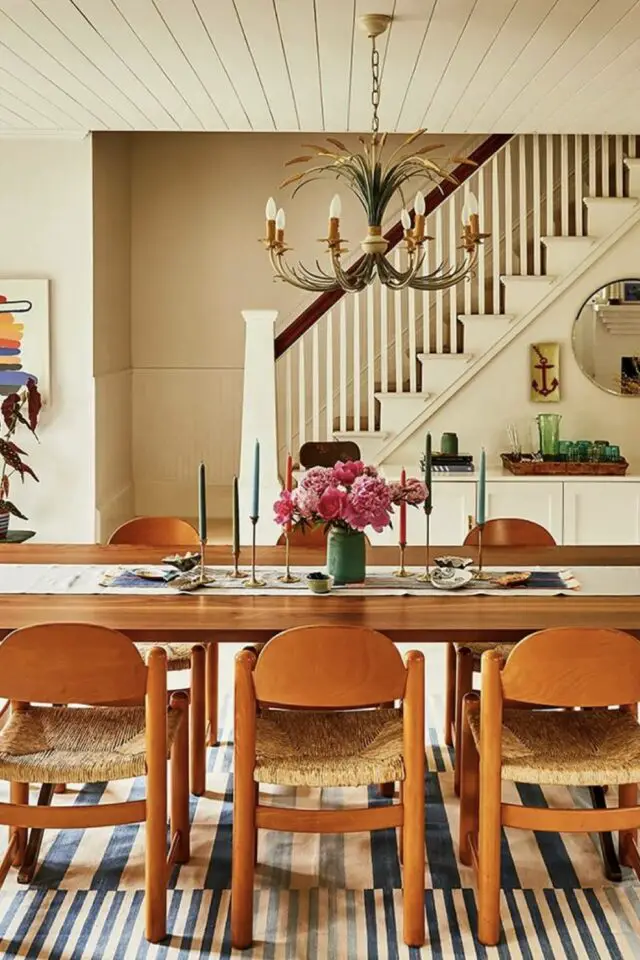 décoration salle a manger table chaise 10 personnes en bois pratique pour recevoir tapis bleu et blanc à rayure grande pièce de vie 