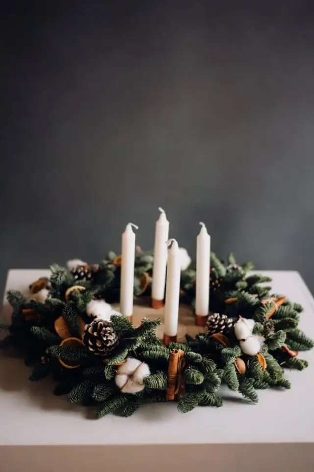 Noël traditionnel couronne de l'avent en sapin avec pomme de pin et fleur de coton petite bougies blanches 