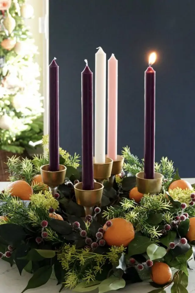 Noël traditionnel couronne de l'avent bougies colorées couronnes végétale avec des mandarines 