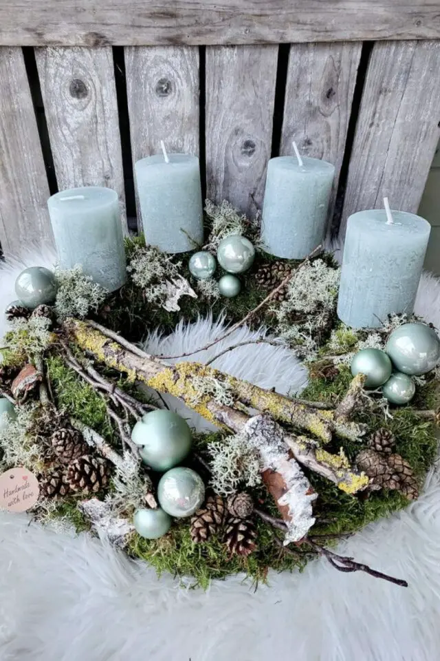 exemple couronne de l'avent végétale branche mousse boule de noël et bougies bleues 