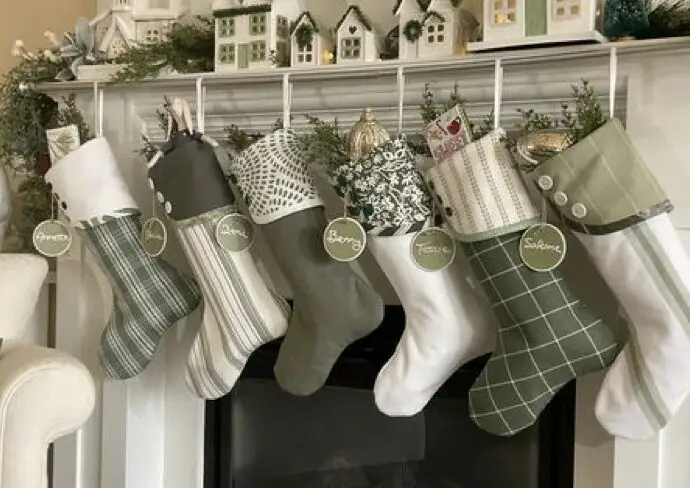 décoration de noël traditionnelle chaussettes en laine cadeaux à suspendre cheminée