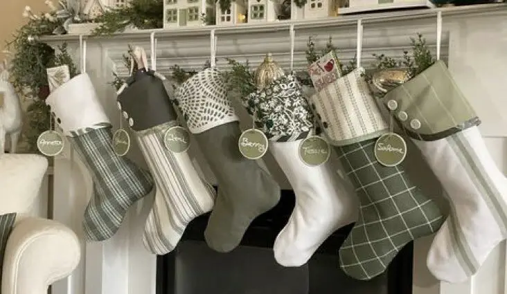 décoration de noël traditionnelle chaussettes en laine cadeaux à suspendre cheminée