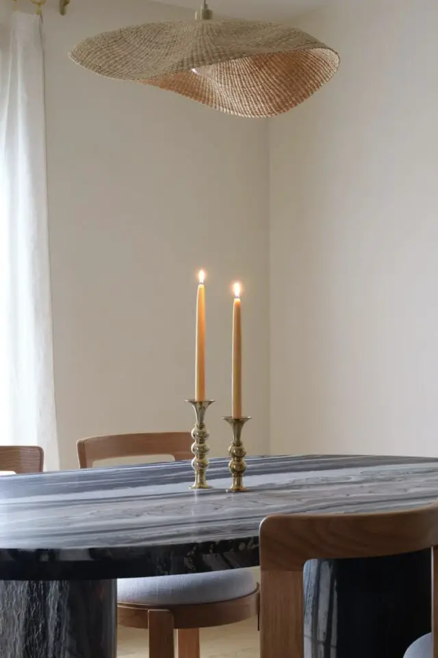 intérieur lumineux élégant et moderne déco de table sobre au quotidien bougeoir antique