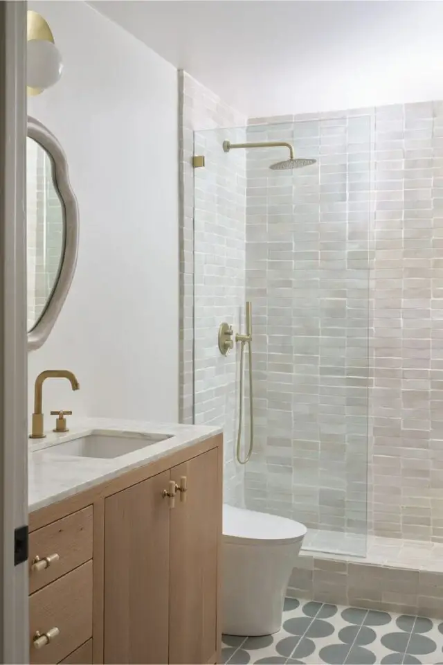 intérieur lumineux élégant et moderne salle de bain avec douche et toilette revêtement de sol original graphique 