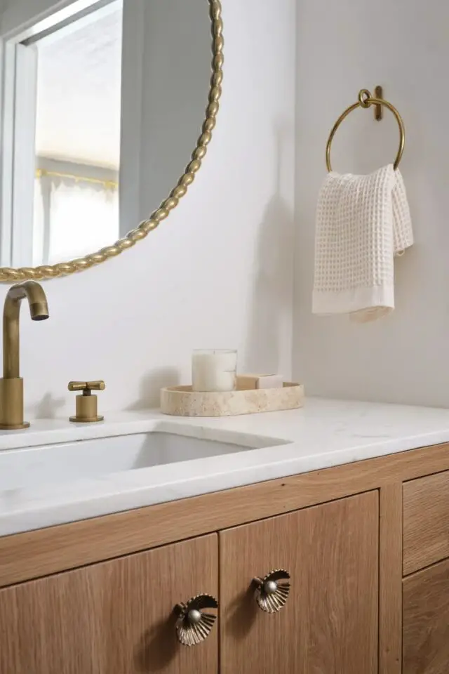 intérieur lumineux élégant et moderne meuble de salle de bain en bois avec plan vasque marbré miroir rond encadrement original 