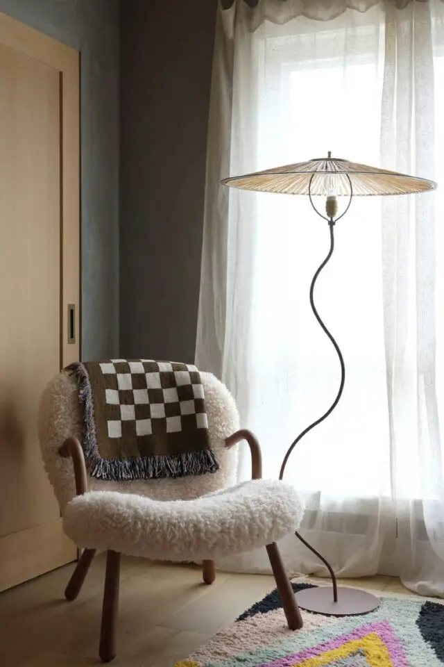 intérieur lumineux élégant et moderne fauteuil cosy avec luminaire aménagement et décoration chambre parentale 