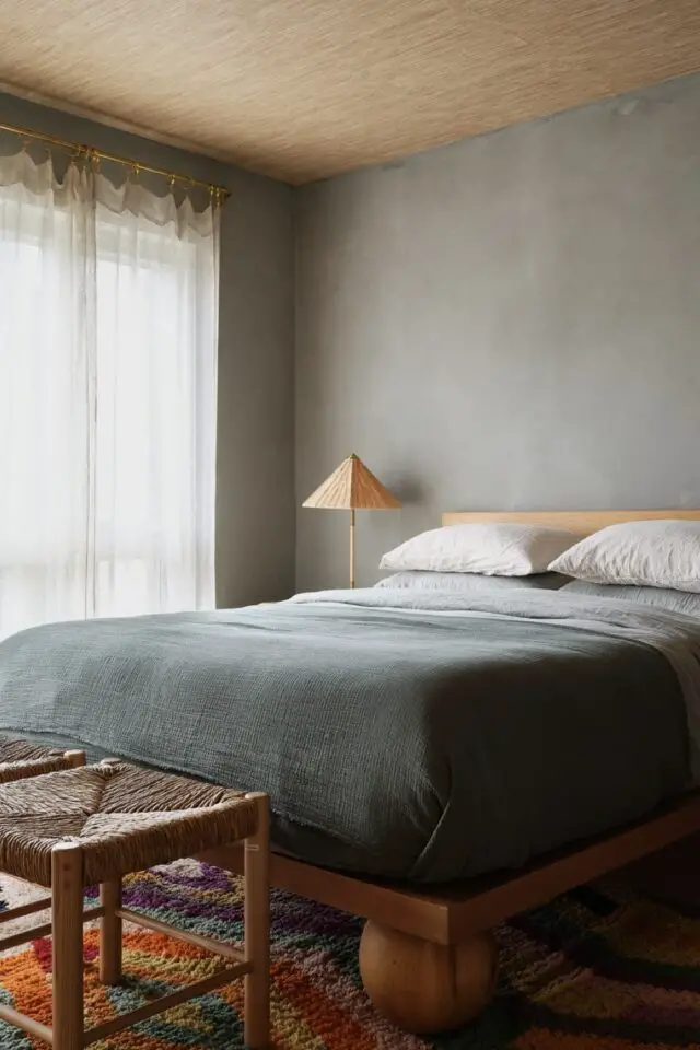 intérieur lumineux élégant et moderne aménagement chambre adulte grande baie vitrée plafond en bois mur gris effet béton ciré 