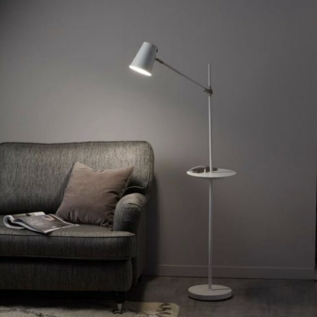 Lampadaire liseuse avec tablette et port USB blanc