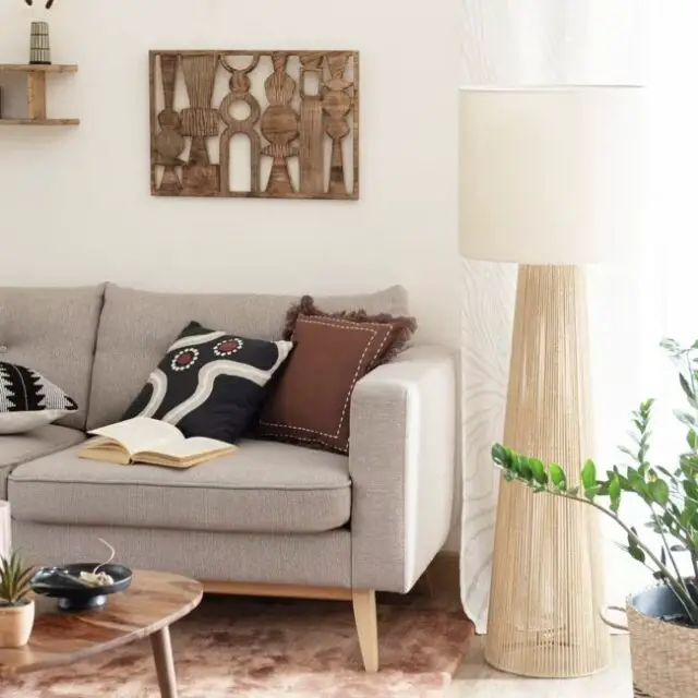 Lampadaire en papier et abat-jours en polyester recyclé beige