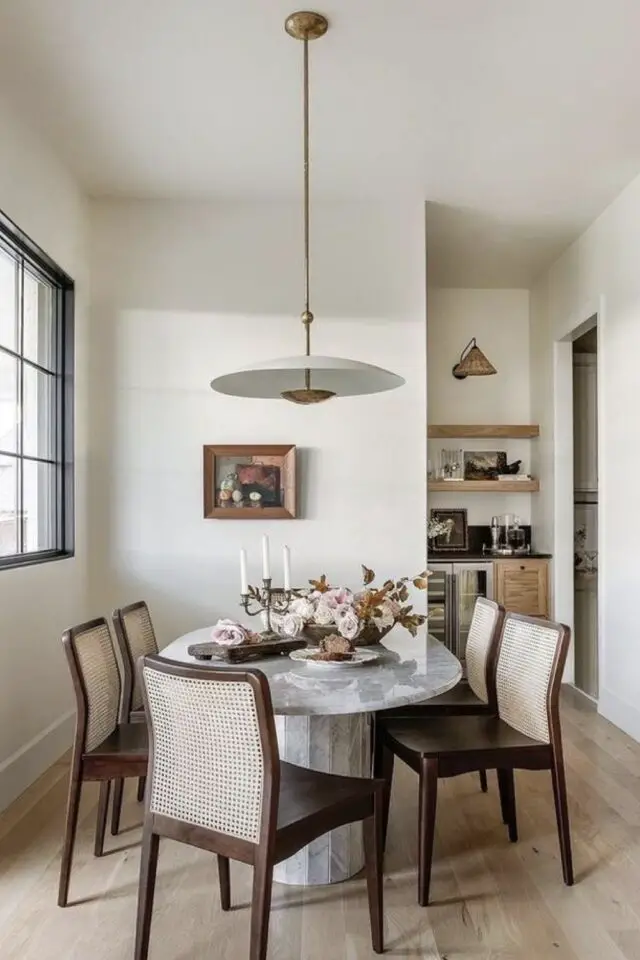 matériaux déco salle à manger moderne table en marbre gris et blanc chaise en bois sombre et cannage ambiance élégante 