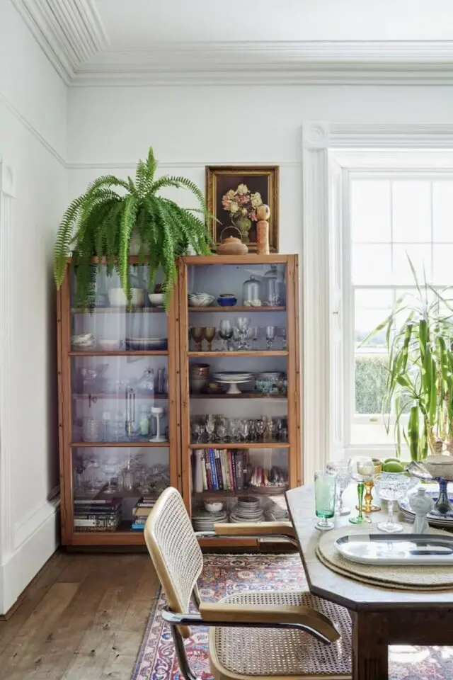 meuble salle a manger rangement vitrine bois plante verte vaisselle angle de la pièce à vivre 