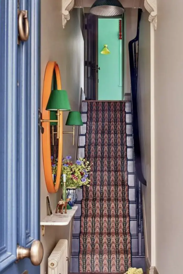 relooker moderniser escaliers marche violette couverte avec moquette à motif idée originale 