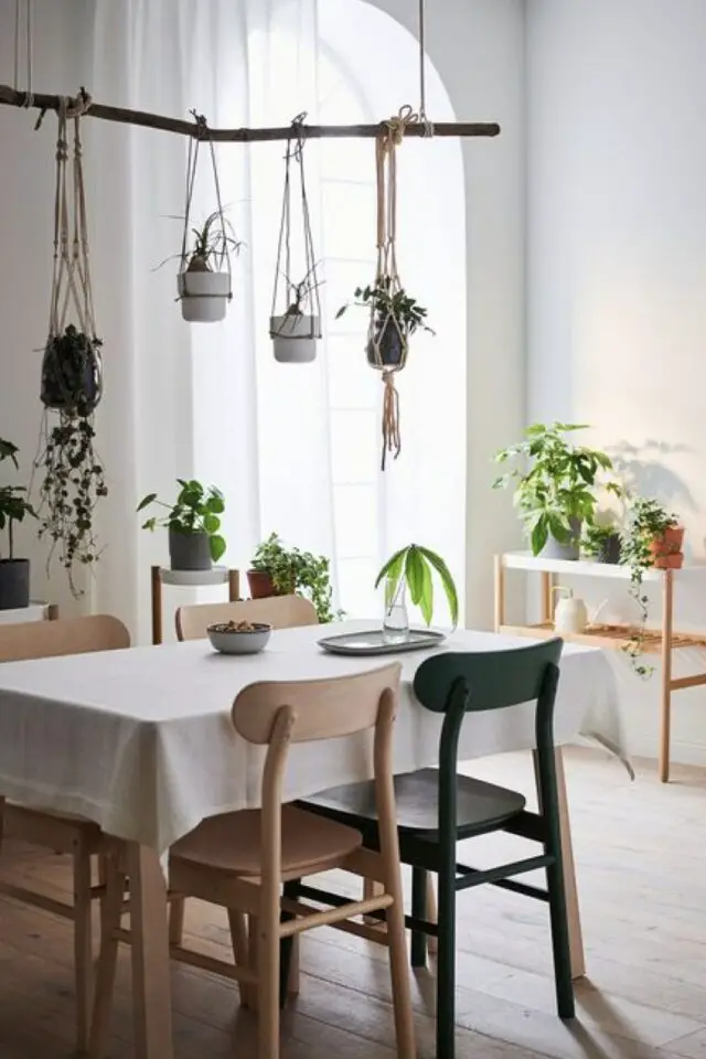 style intemporel décor salle à manger simple nature organique bois plantes vertes 