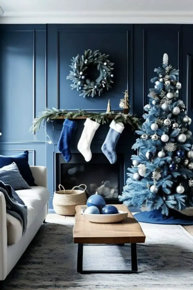 tendances déco de noël 2024 2025 sapin bleu et blanc couronne chaussette exemple décoration salon séjour 