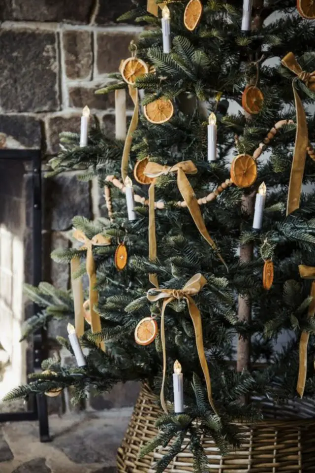 tendances déco de noël 2024 2025 déco sapin gourmande rondelle d'orange séchées noeud guirlande DIY 