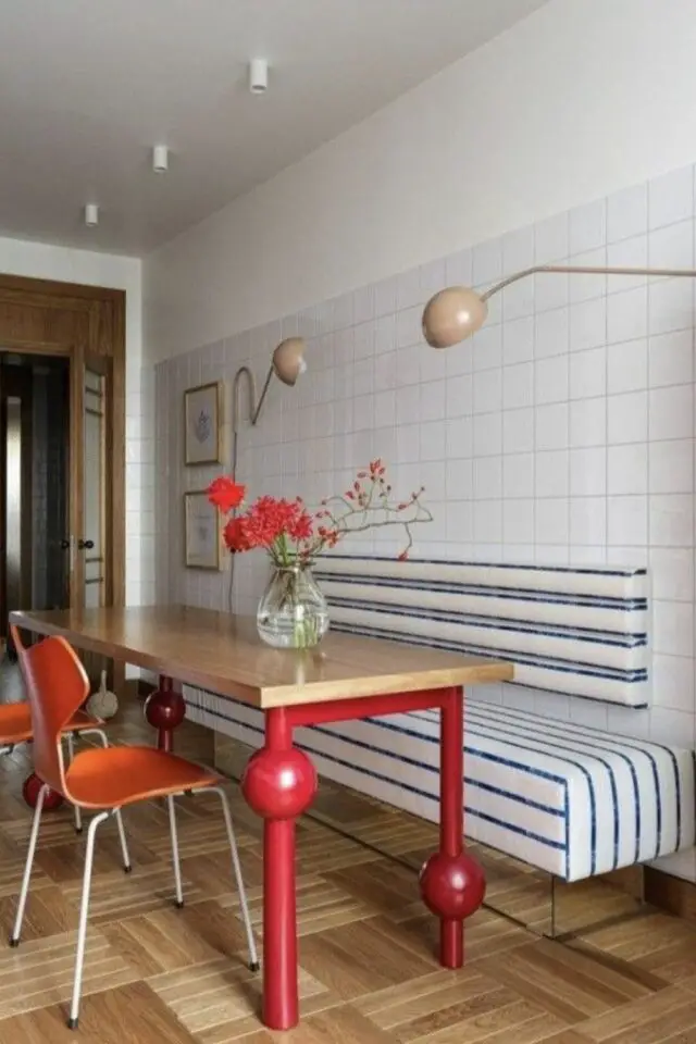 salle à manger avec banquette contre le mur piètement table rouge