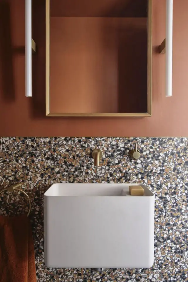 choix revêtement mural caractéristique terrazzo vintage teinte marron organique salle de bain soubassement élégant peinture marron robinetterie laiton 