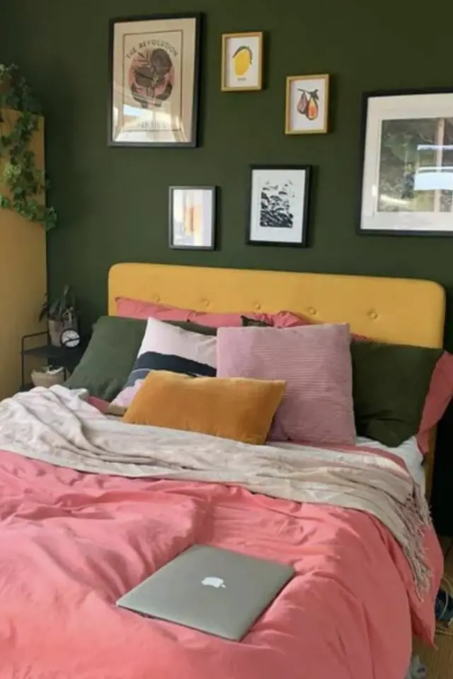 les couleurs sourdes sont elles encore tendance 2025 mur vert kaki contraste tête de lit jaune et draps rose chambre contemporaine 