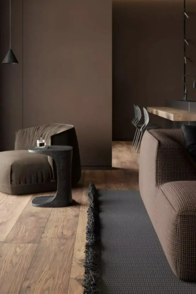 les couleurs sombres sont elles démodées salon marron chocolat mat fauteuil moderne bout de canapé design épuré parquet couleur miel 