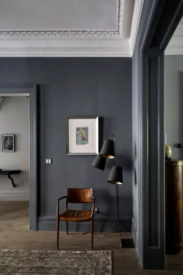 les couleurs sourdes sont elles démodées gris millénial mat plafond blanc chaise en cuir lampadaire noir 