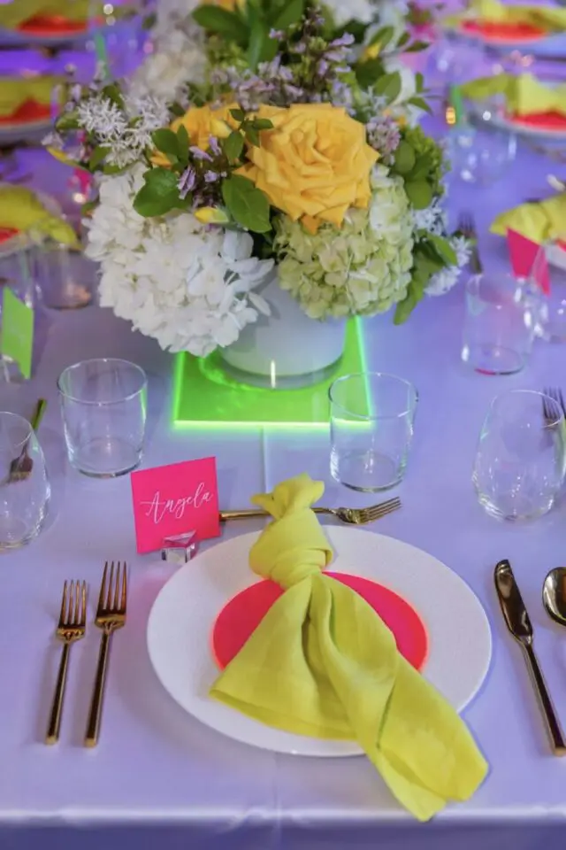 déco nouvel an néon fluo vert rose jaune idée élégante et simple réveillon fête entre amis 