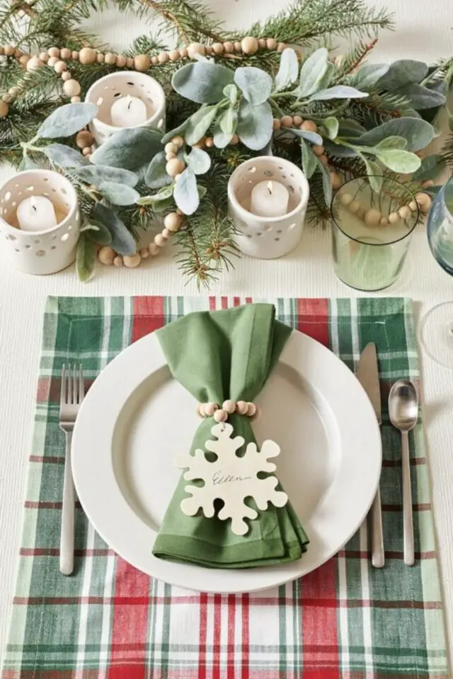 déco table noël rond serviette diy perle en bois et déco flocon de neige 