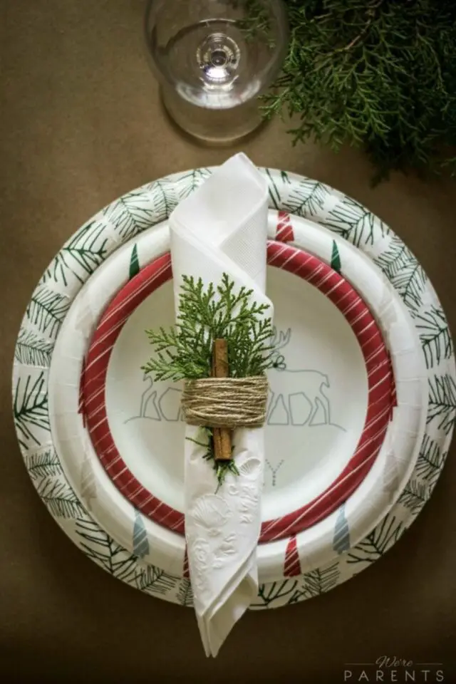 déco table noël rond serviette diy ficelle bâton de cannelle branche de cyprès 