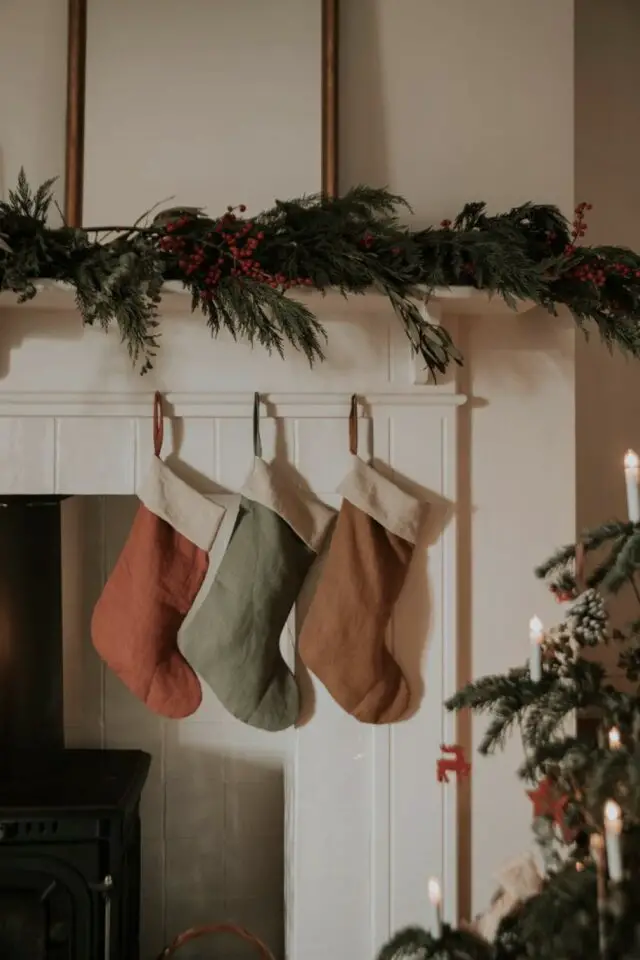 décor cheminée noël inspirations chaussettes tradition branche de sapin simple et festif enfant famille 