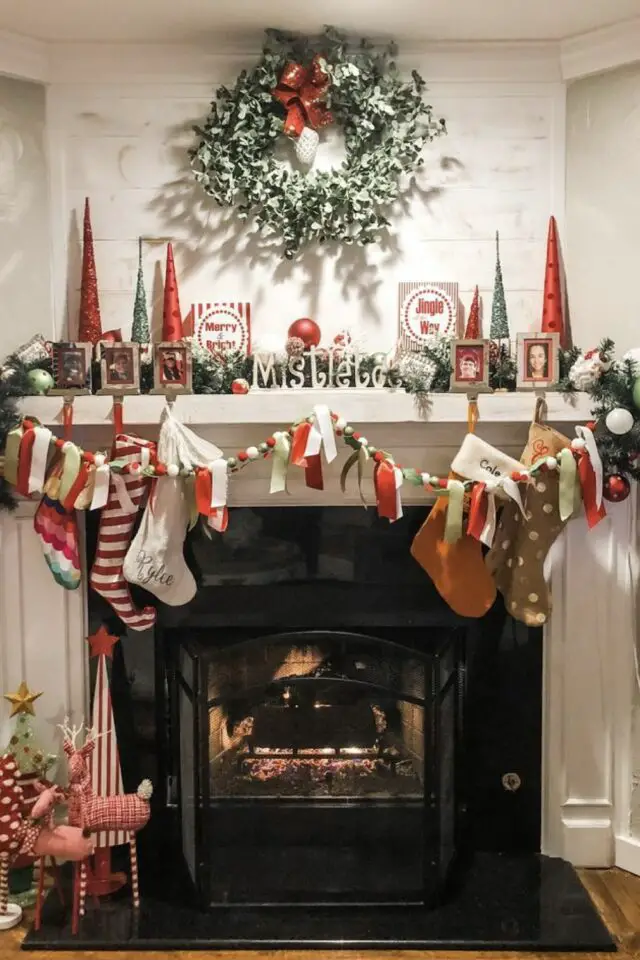 décor cheminée noël exemple rouge et blanc chaussette objets décoratifs traditionnel familial guirlande DIY 