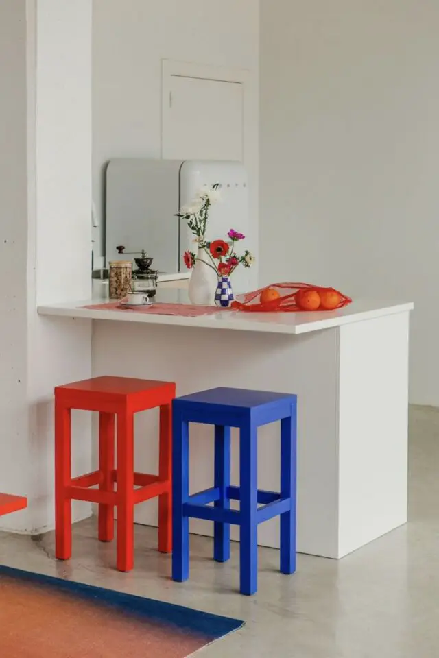 décor scandinave touche couleur vive et primaire tabouret bleu et rouge petit îlot plan snack cuisine 