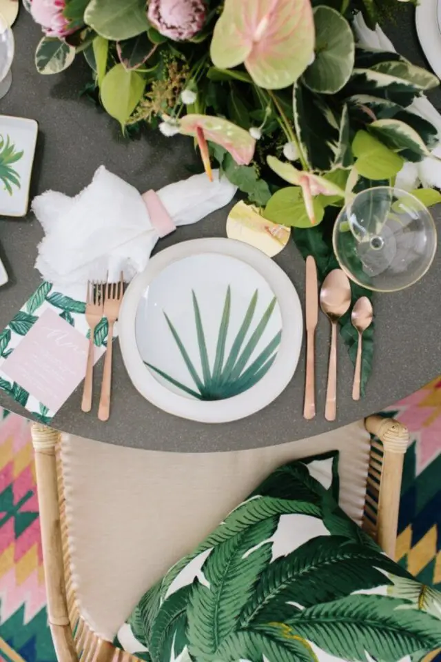 décoration nouvel an thème fête sous les tropiques déco table assiette imprimée feuille plante couverts dorés 