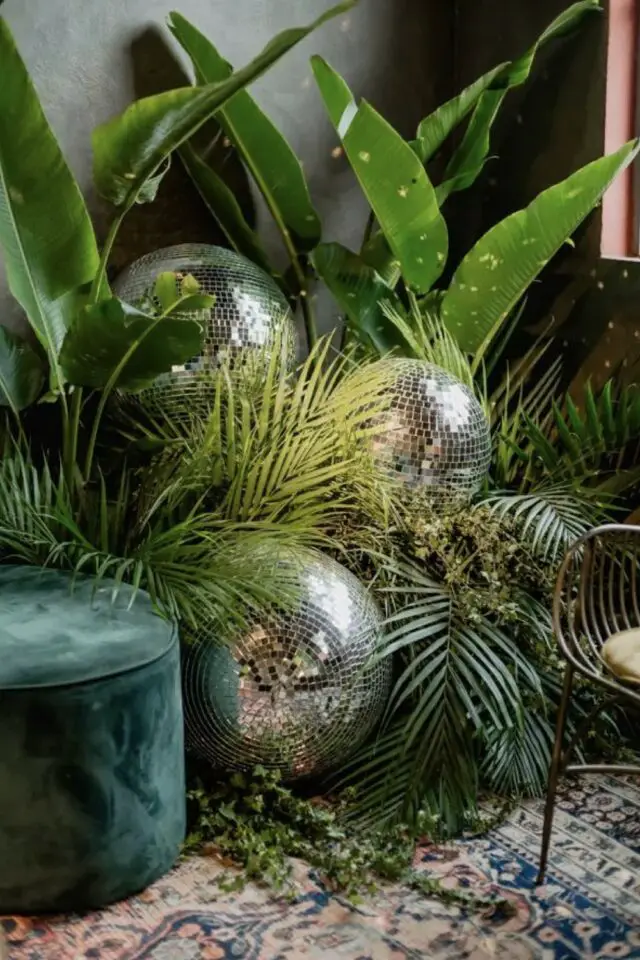 décoration nouvel an thème fête sous les tropiques plantes vertes et boules à facettes idée originale et facile 