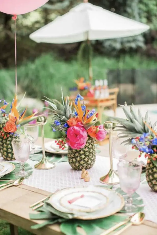 décoration nouvel an thème fête sous les tropiques déco comestible ananas vase fleurs colorée dessous d'assiette feuillage tropical 