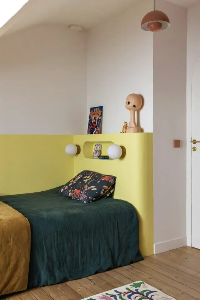 association couleur décoration intérieure jaune et vert exemple chambre enfant soubassement tête de lit parure de draps 