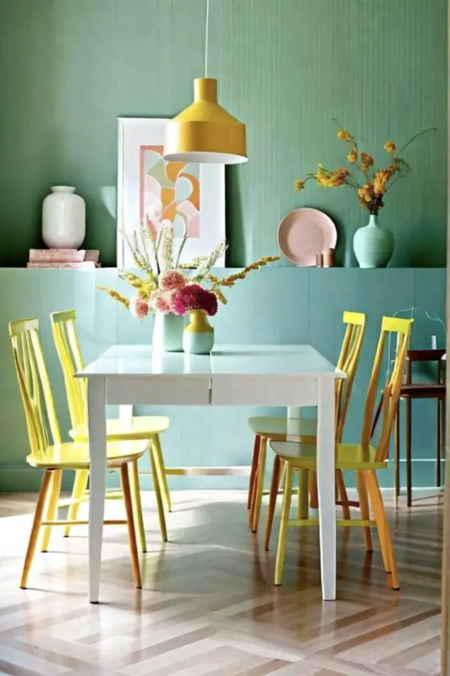 association couleur décoration intérieure jaune et vert exemple salle à manger céladon chaise colorée luminaire suspension 