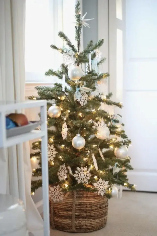 petit sapin de noël exemple décoration blanche et nacrée panier en osier simple et élégant 