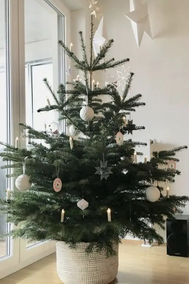 petit sapin de noël exemple décoration minimaliste salon séjour boule blanche bougies led panier tressé naturel 